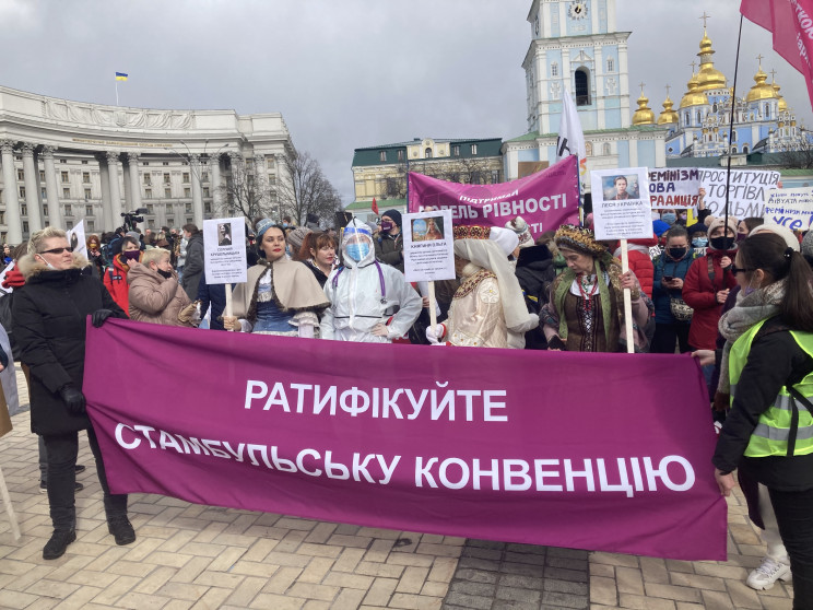 Чи варто скасовувати 8 Березня в Україні: думка експерта